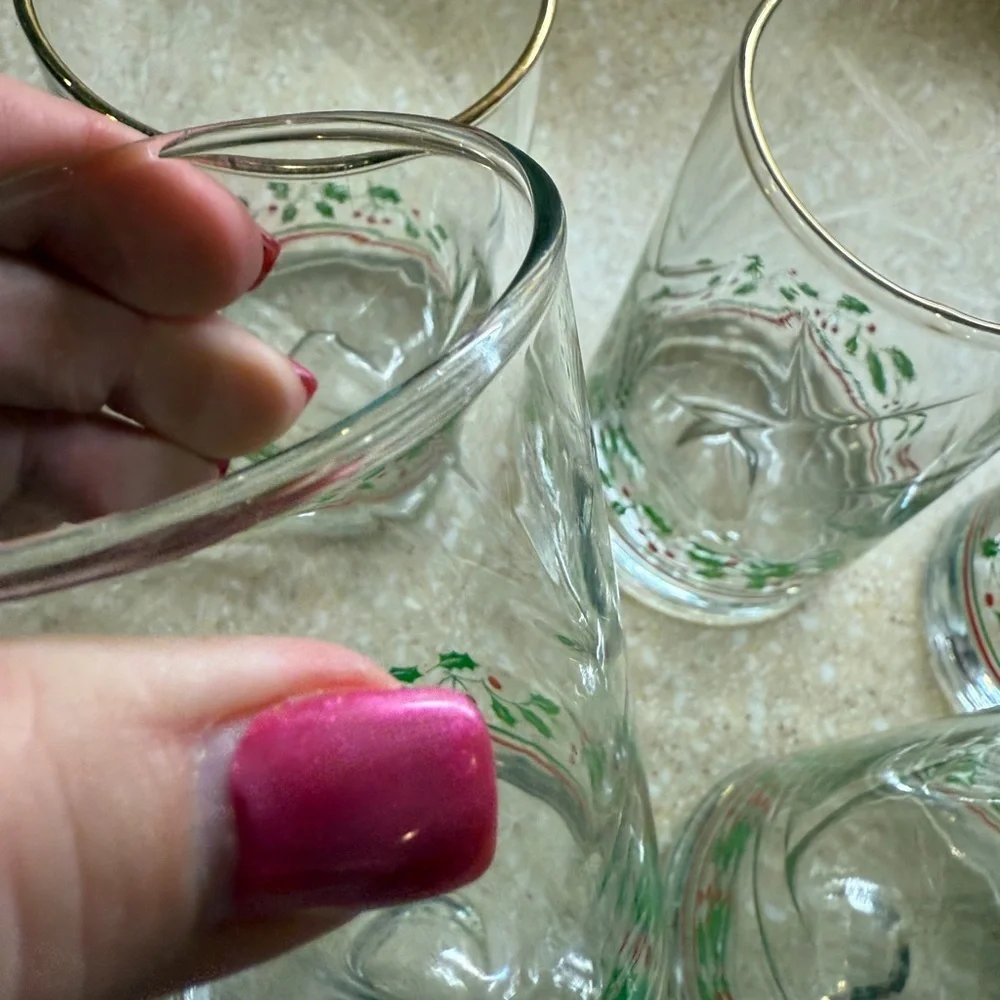 Set of 8 Arby’s Christmas Festive Holiday Glasses red and green Holly Design
